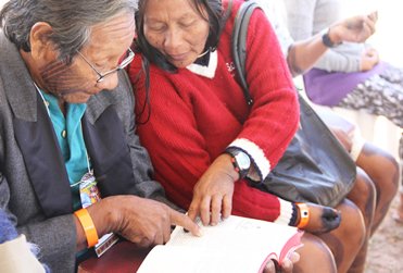 6 Congreso de aborigenes argentina, leyendo la Biblia