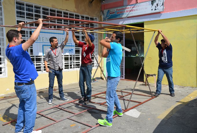 15 Voluntarios de LBNE sirven y ayudan en labores de mejoras de casa infantil Berea I