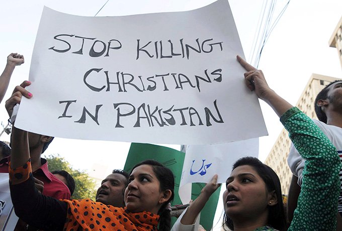 17-Paquistaníes-cristianos-protestan-contra-los-ataques-contra-dos-iglesias-en-Karachi-(EFE)