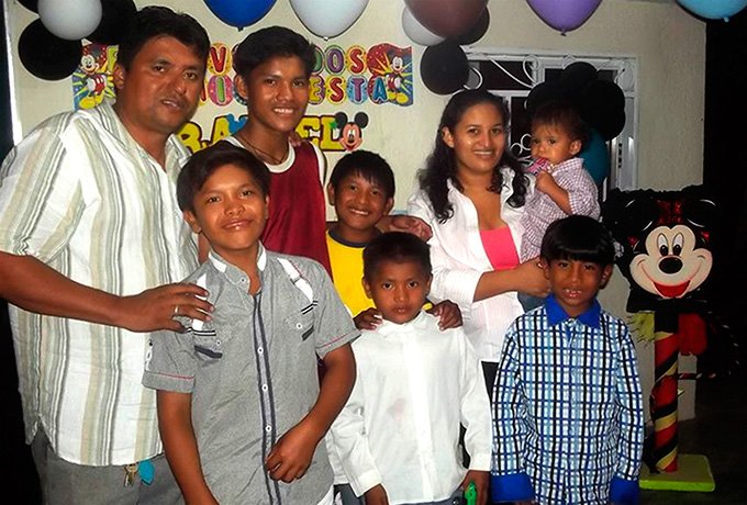 3-Misioneros-con-los-niños-de-la-Casa-Hogar-Dulce-Refugio