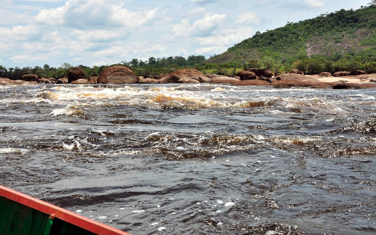 19-Jóvenes-misioneros-en-Amazonas,-raudal-de-Caldero-en-el-río-Sipapo-(Rafael-Castellano).jpgWEB
