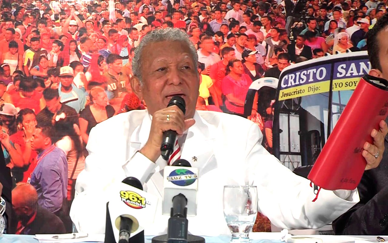 5-Pastor-Jaime-Banks-Puertas.jpgWEB