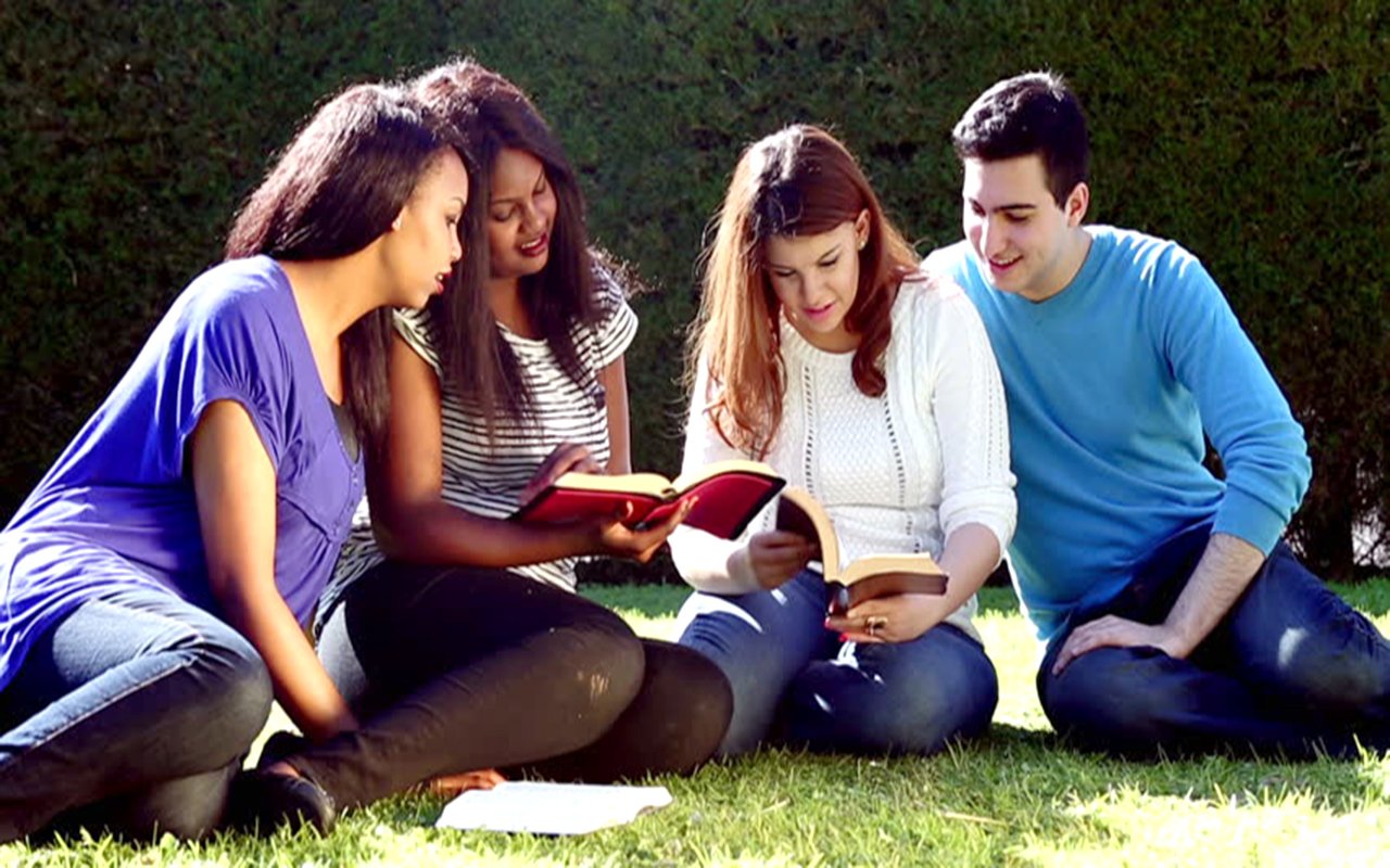 14 Estudio revela que jóvenes no leen la Biblia WEB
