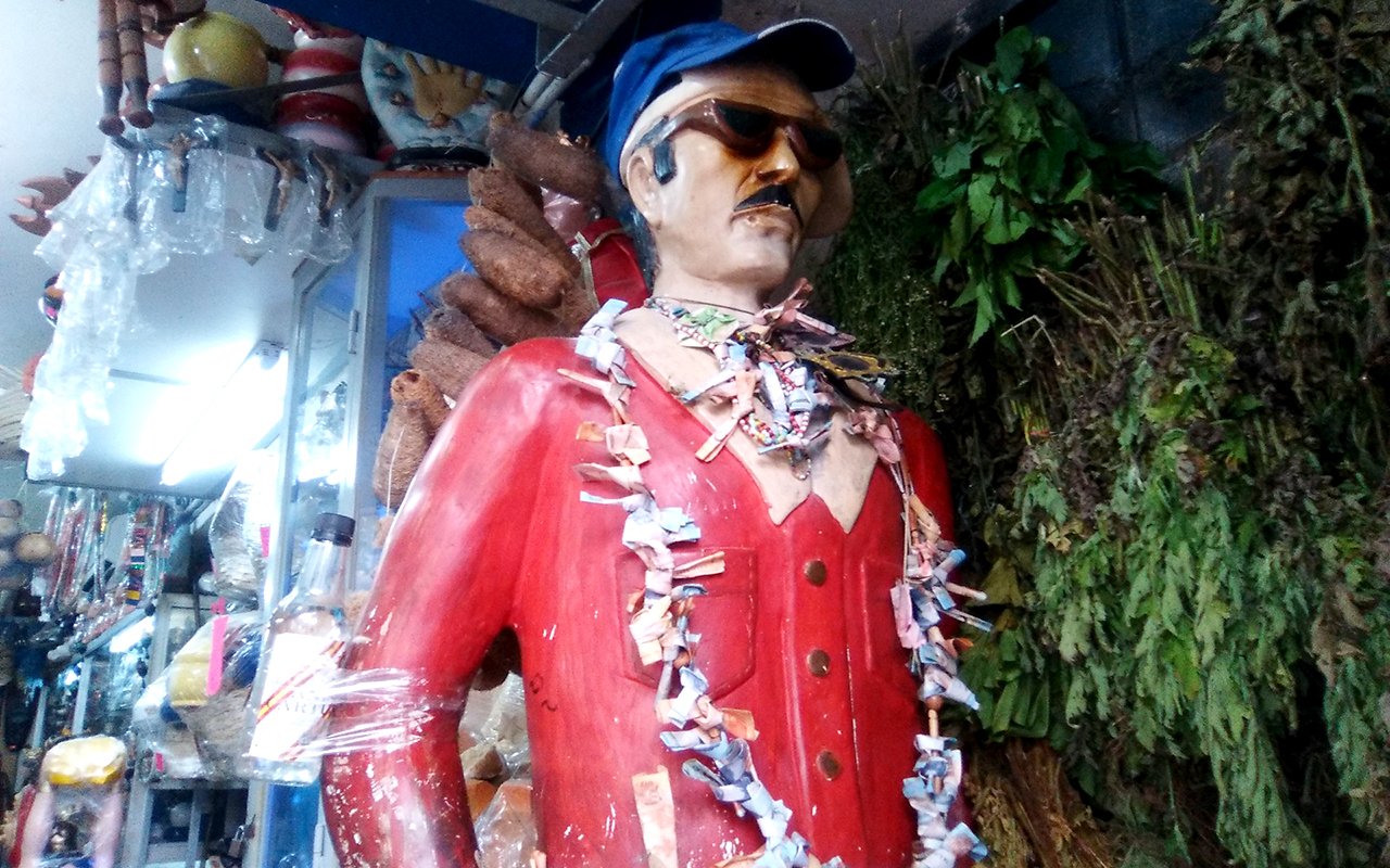 19 Imagen del Chamo Ismael, ubicada en la entrada del local Alaroye Eleguá en Caracas (Nazareth Balbás) WEB