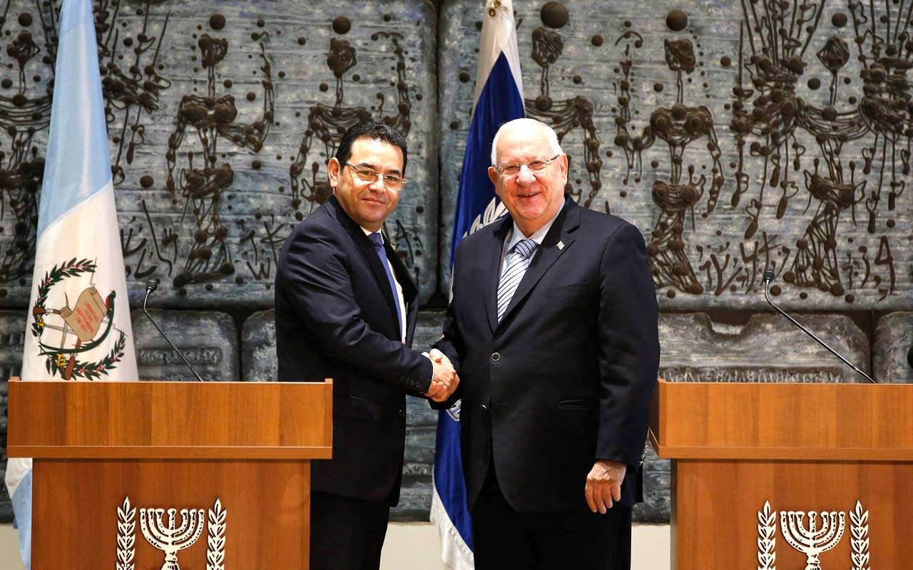 6-el-presidente-israeli-reuvan-rivlin-dcha-estrecha-la-mano-a-su-homologo-guatemalteco-jimmy-morales-izq-efe-jpg-web