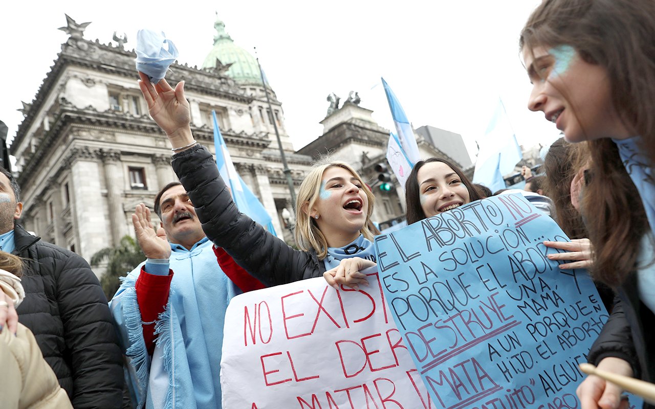 Grupos a favor y en contra de la ley del aborto se manifiestan en Buenos Aires