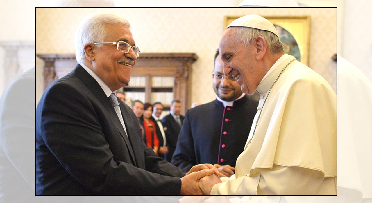 15 (1) Pope Francis (R) welcomes Palestinian authority President Mahmoud Abbas (L) during a private audience at the Vatican_2 (EFE) WEB 2