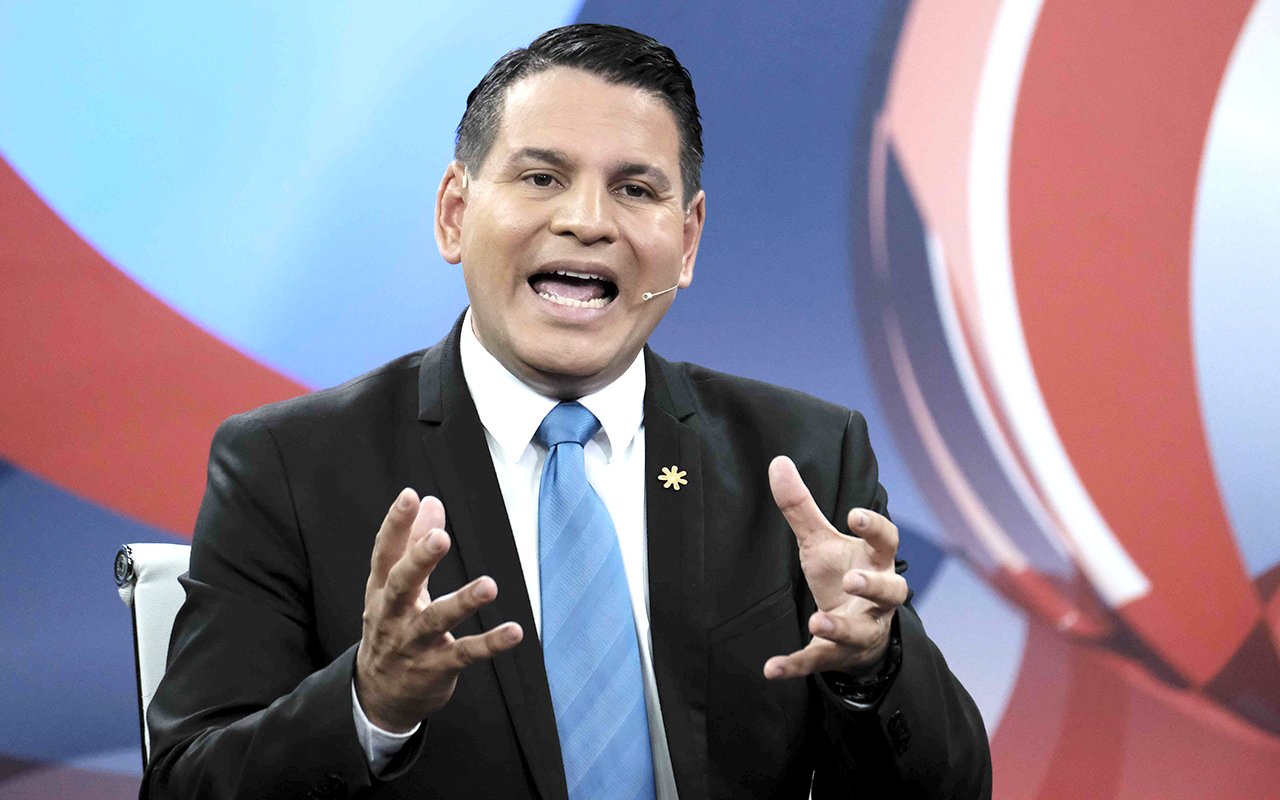 Candidato evangélico critica al TSE mientras oficialista condena el uso de la religión en campaña electoral