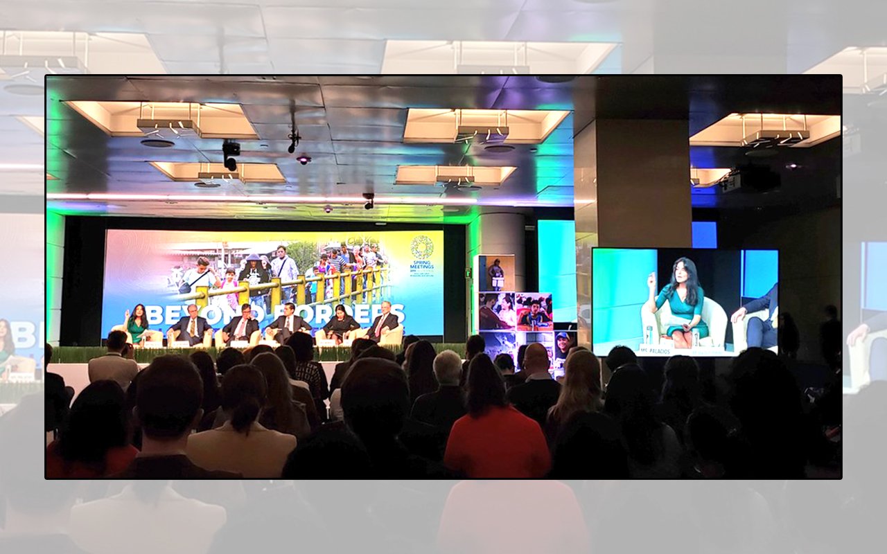 15 El panel de expertos y parte del publico asistente