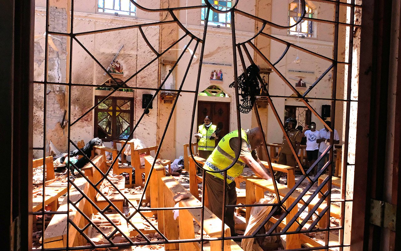18 (1) Policías inspeccionan los daños en la iglesia de San Sebastián
