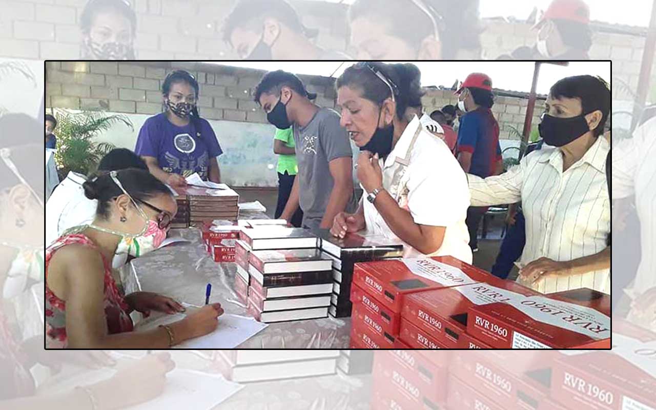 Donan Biblias a comunidades venezolanas WEB