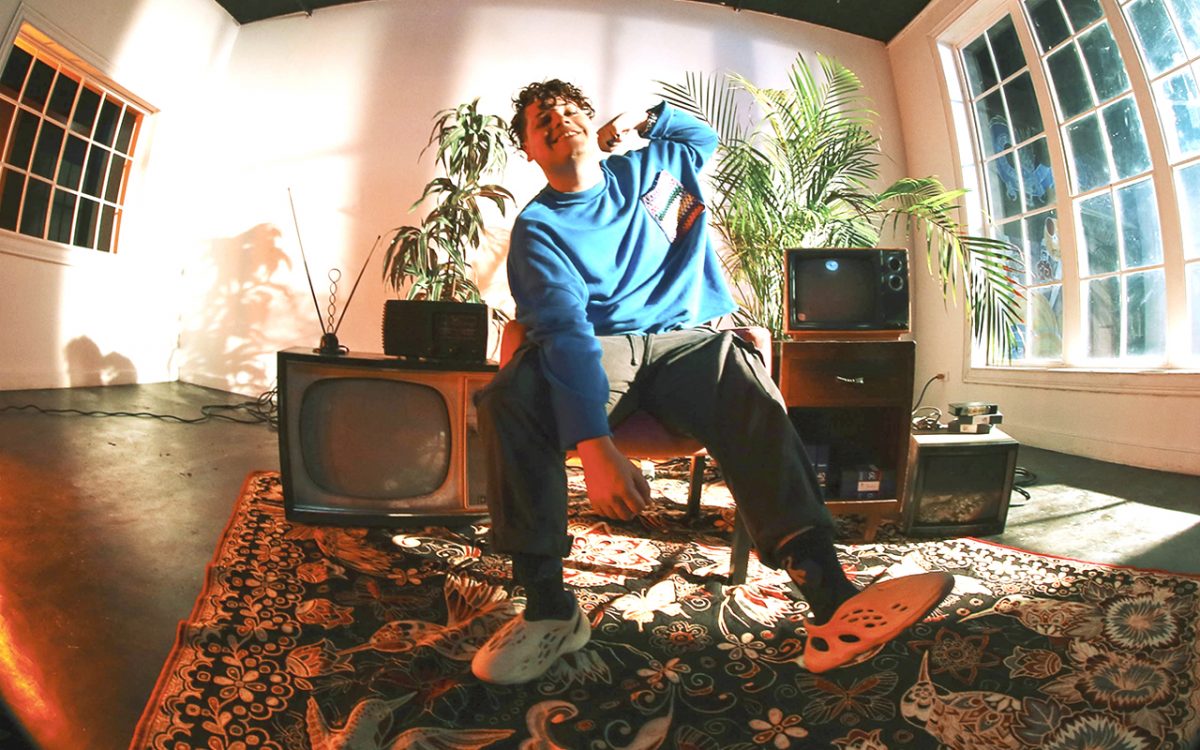 Alexxander hace un llamado a pensar y vivir 'Diferente' WEB