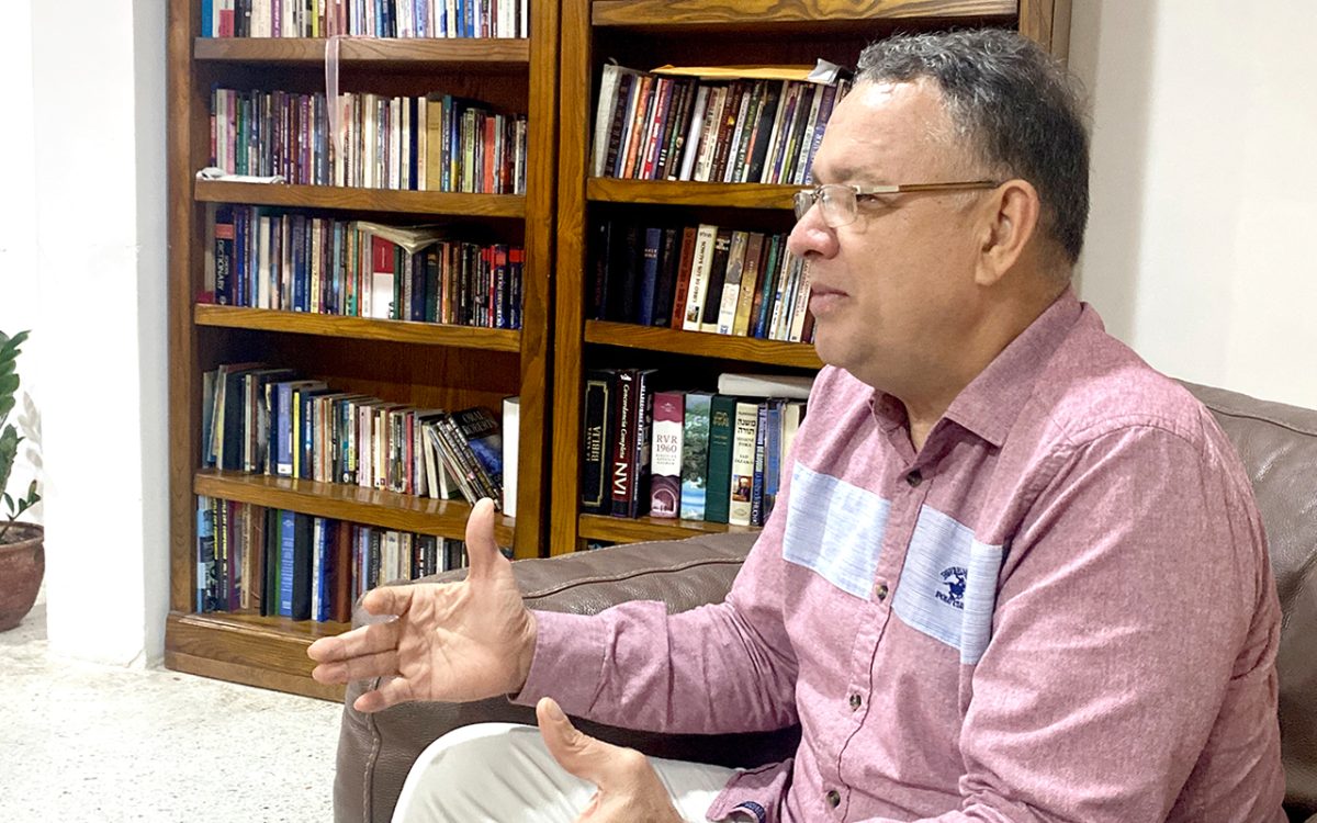 Gregor Sánchez _Cuando no tenemos ningún arma, tenemos la alabanza_ (1) WEB