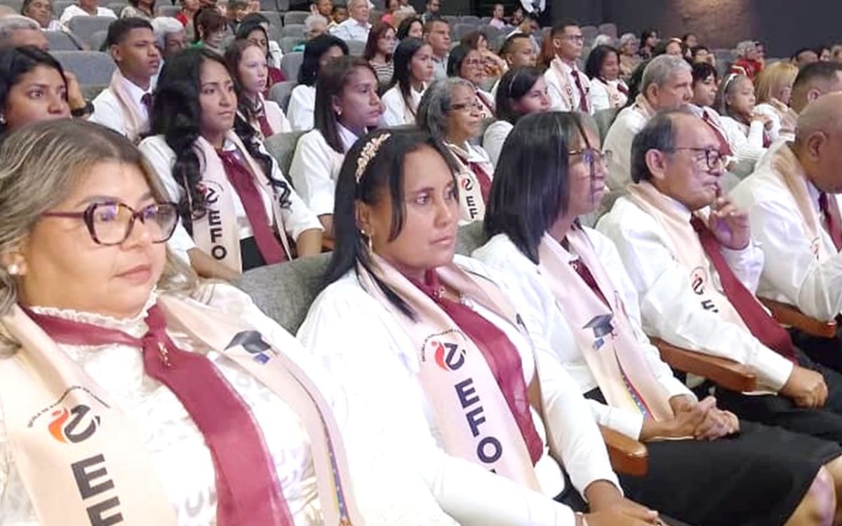 Academia cristiana Efolí certifica a 43 egresados WEB