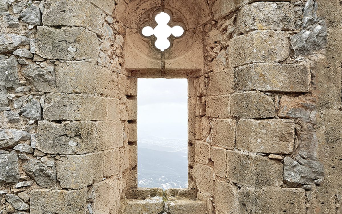 La piedra angular y la iglesia (Freepik) WWEB