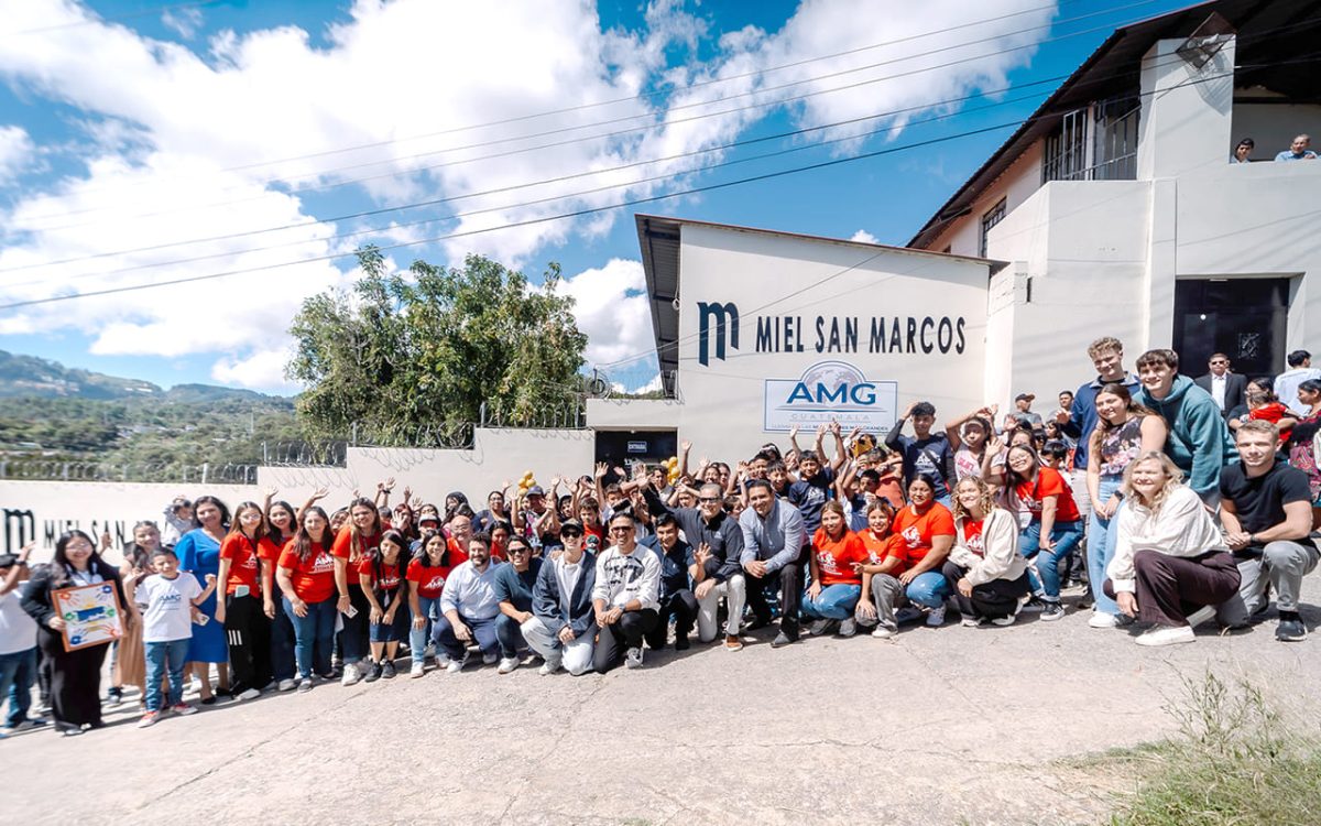 En sus 25 años de ministerio Miel San Marcos inaugura escuela y continúa entregando hogares a niños y familias que buscan esperanza (1) WEB
