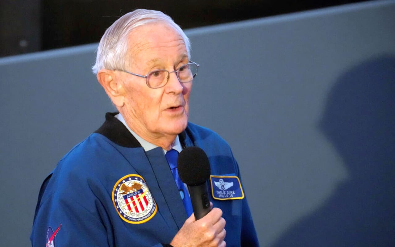El primer astronauta cristiano en pisar la Luna advierte sobre el engaño extraterrestre _Son demonios_ WEB