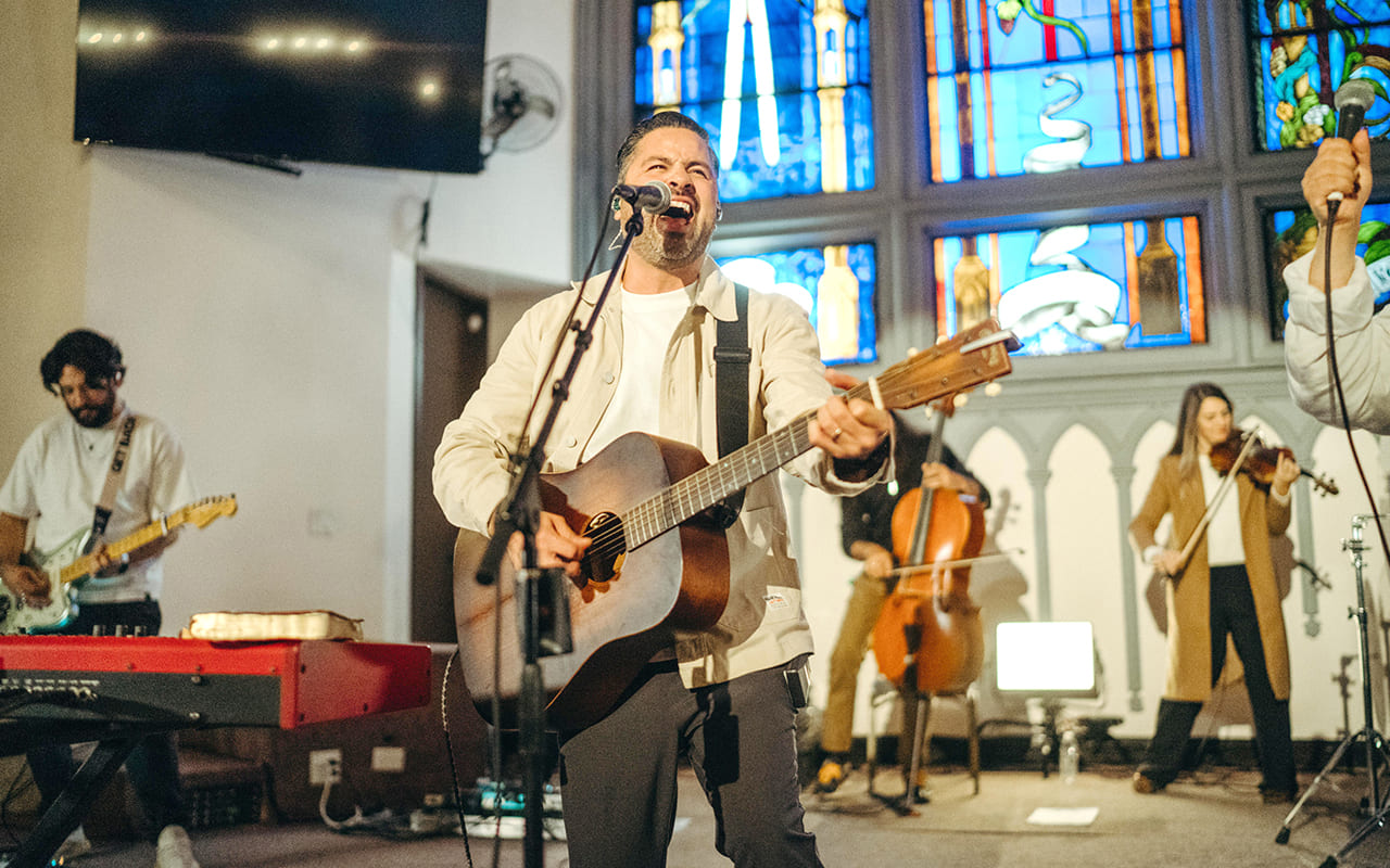 Omar Rodriguez presenta 'Cordero' album que invita a la iglesia a centrar su adoracion en Cristo WEB